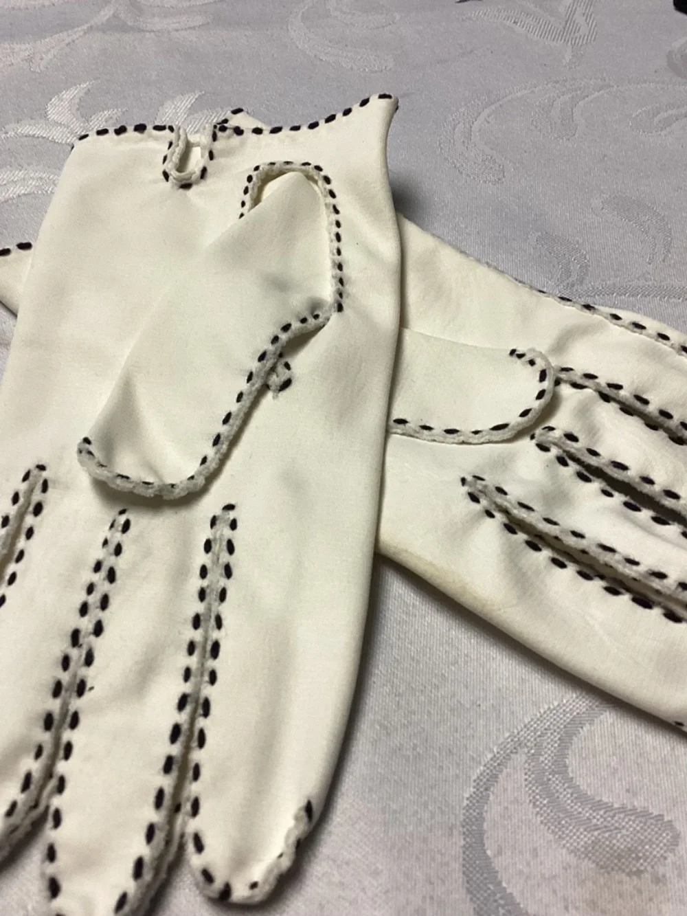 VAN RAALTE. VINTAGE LADIES GLOVES. BLK / WHITE STITCH. RARE 💃💃💃
